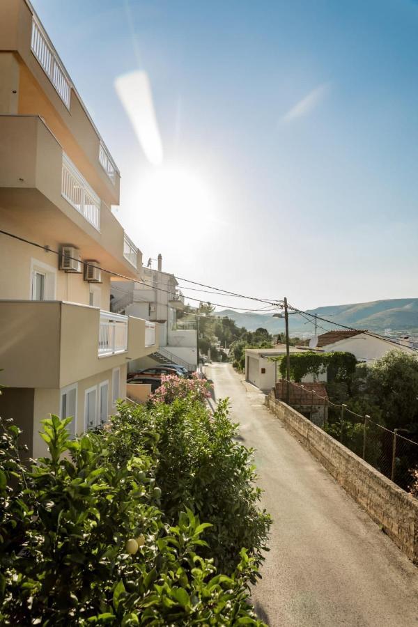 Apartment With Terrace And Sea View - Lucic Traù Esterno foto