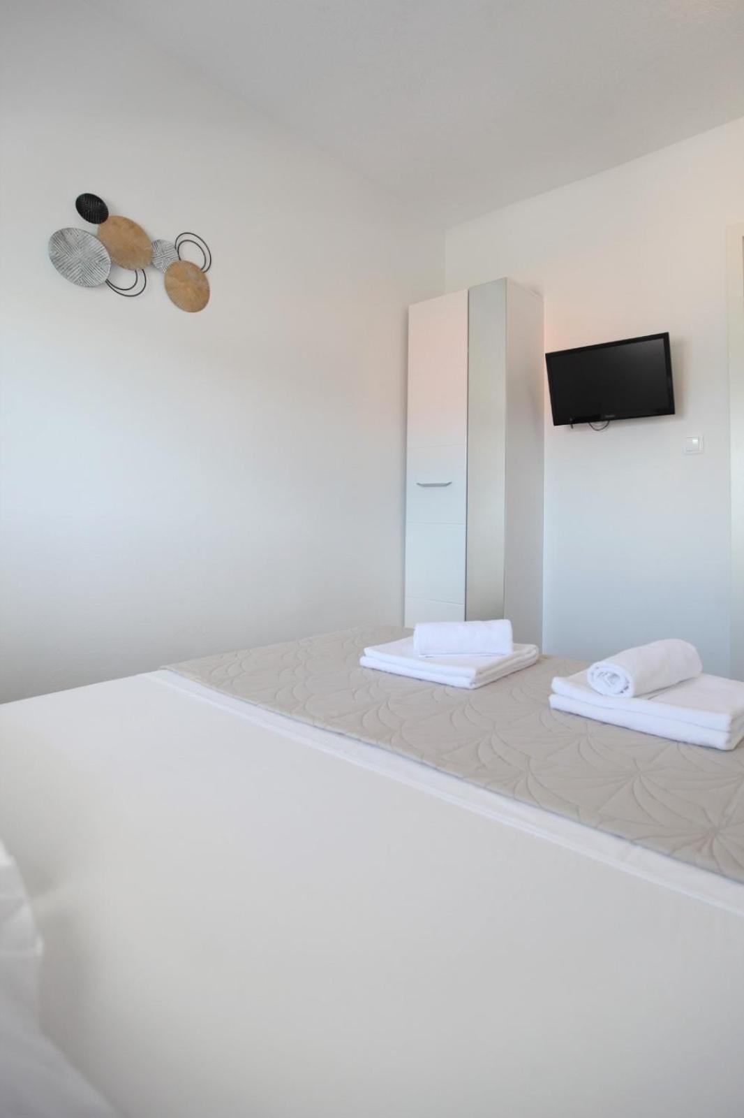 Apartment With Terrace And Sea View - Lucic Traù Esterno foto