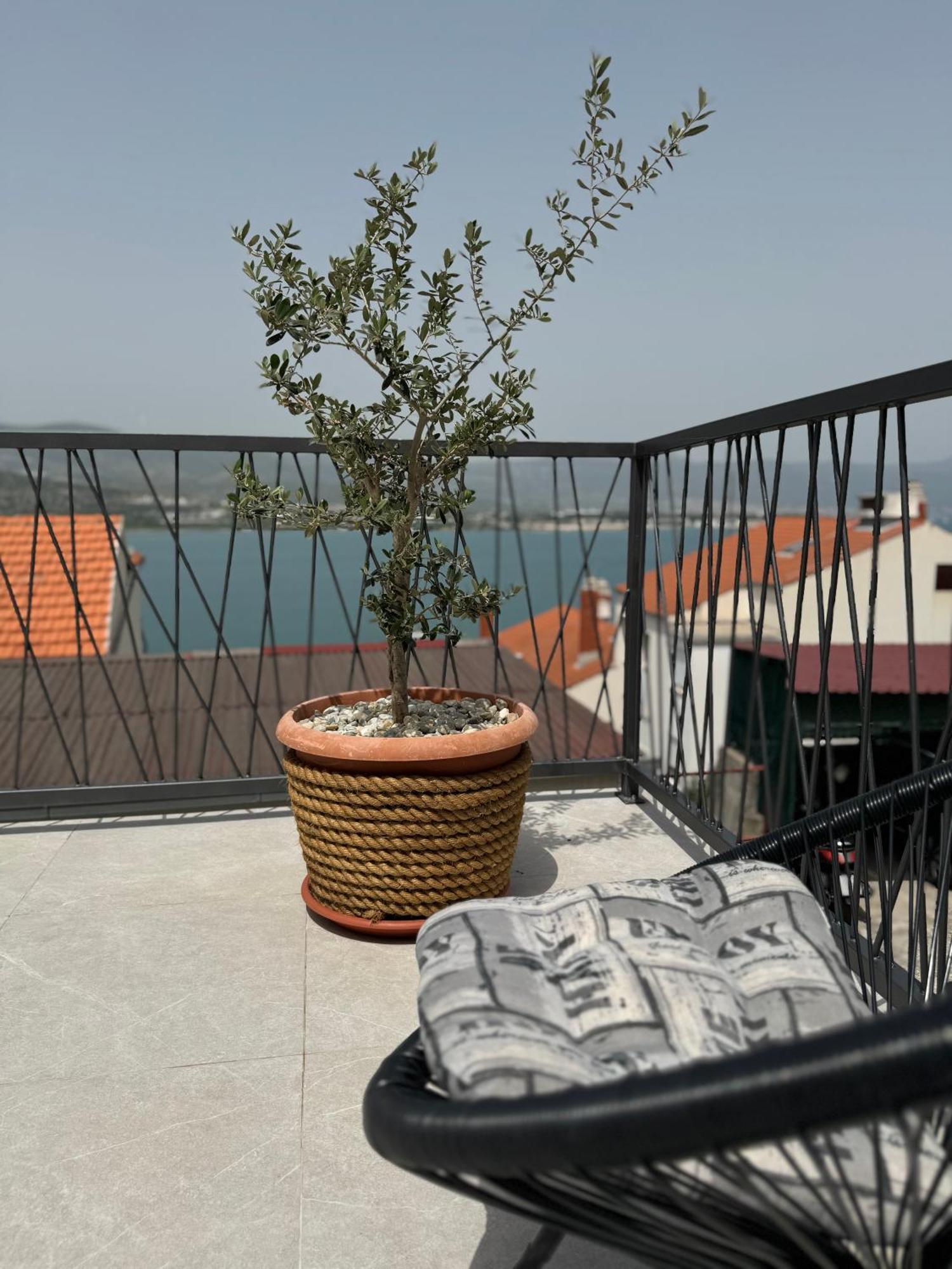 Apartment With Terrace And Sea View - Lucic Traù Esterno foto